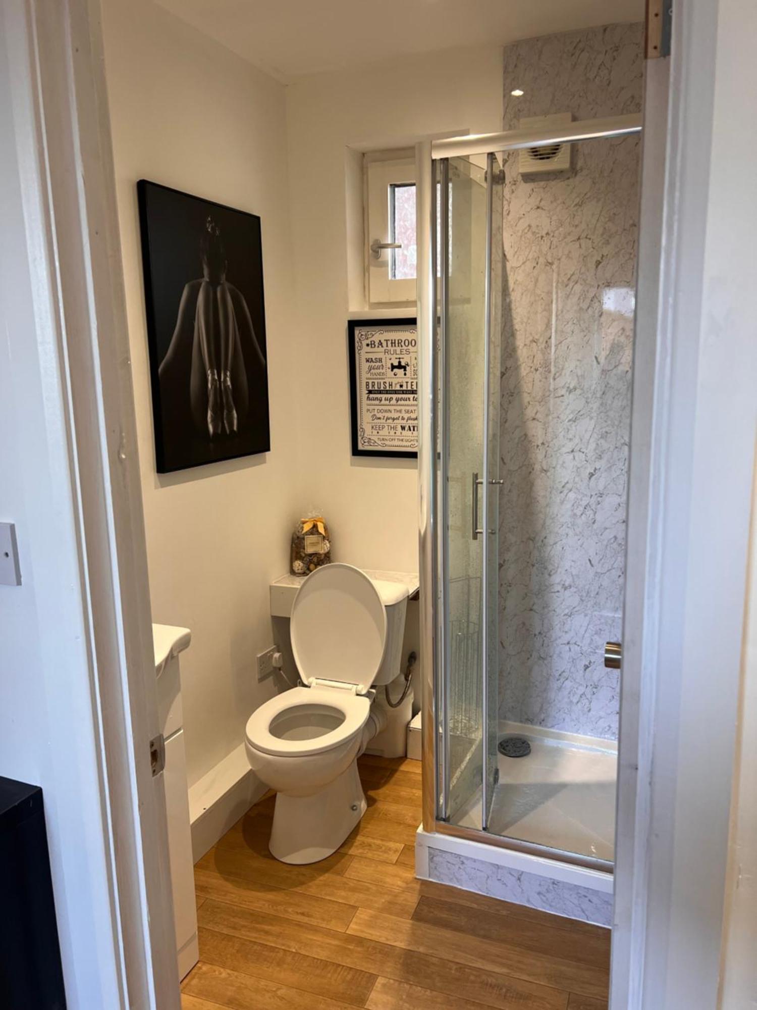1 Bedroom & Bathroom Dorney Exterior photo
