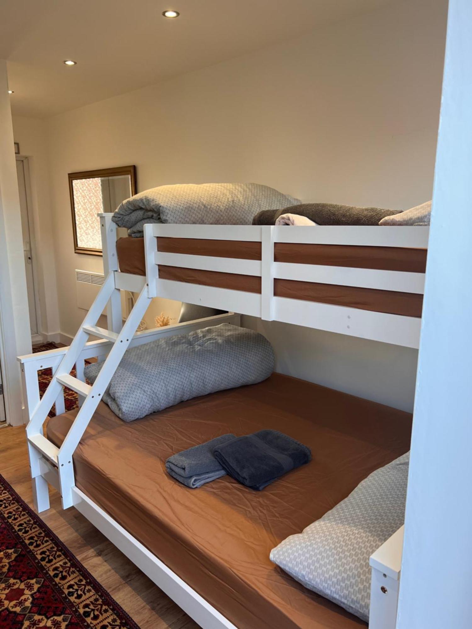 1 Bedroom & Bathroom Dorney Exterior photo