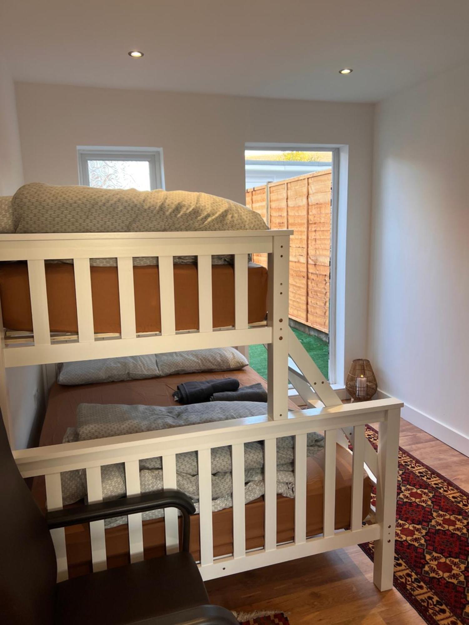 1 Bedroom & Bathroom Dorney Exterior photo