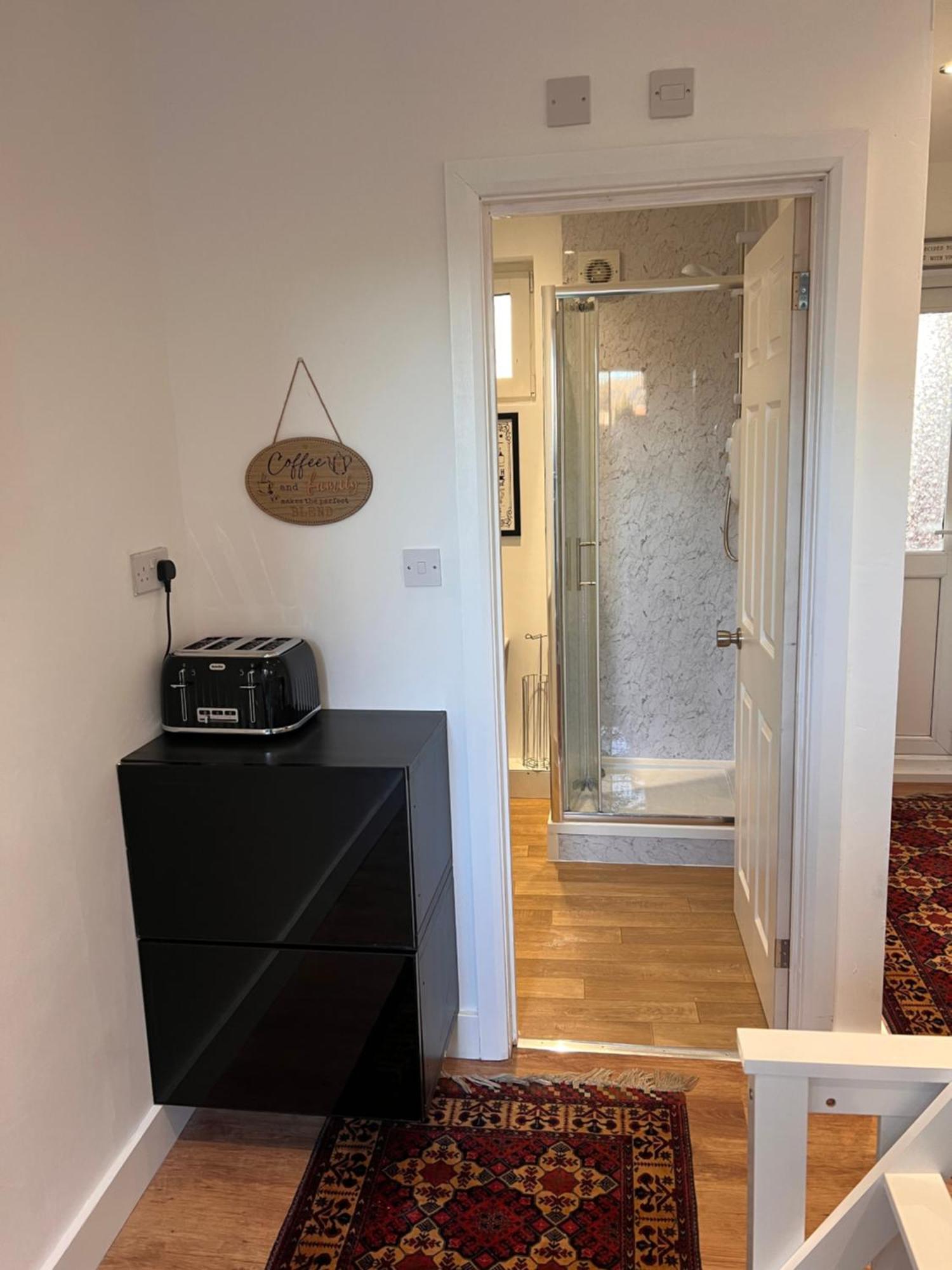 1 Bedroom & Bathroom Dorney Exterior photo